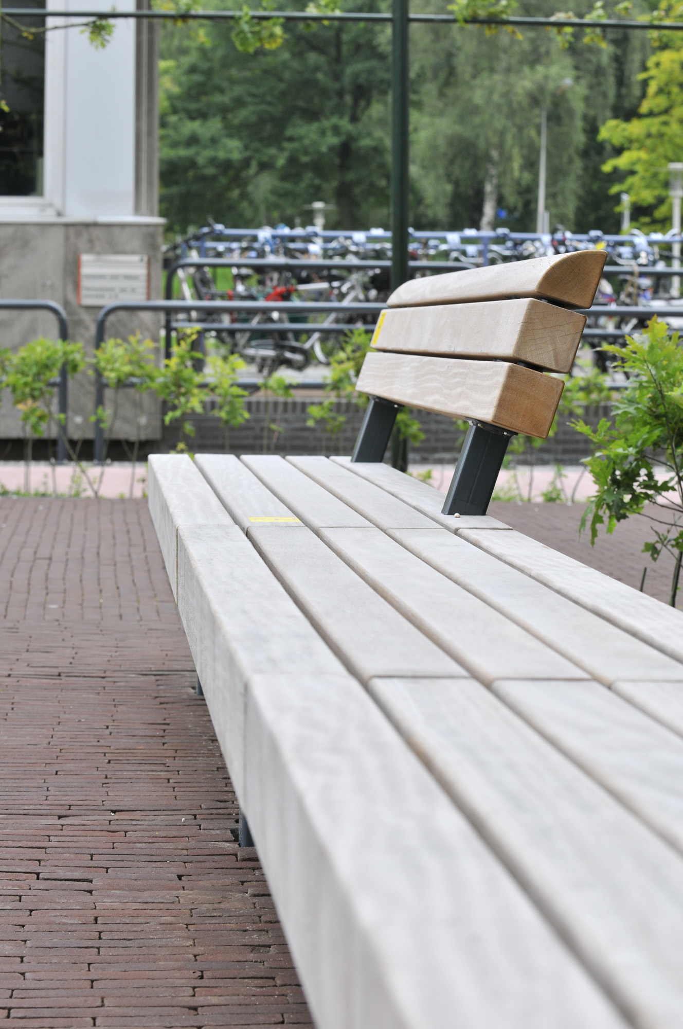 Banc pour espace public en bois avec jardinières - série tail